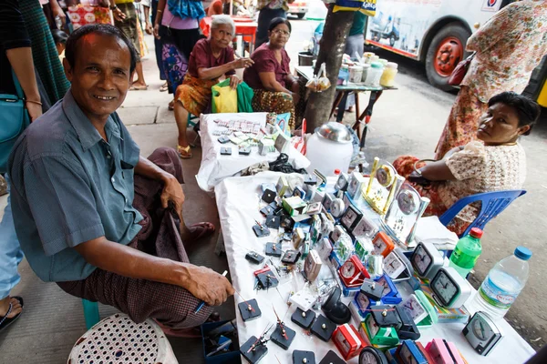 Yangon şehirde sokak yaşam — Stok fotoğraf