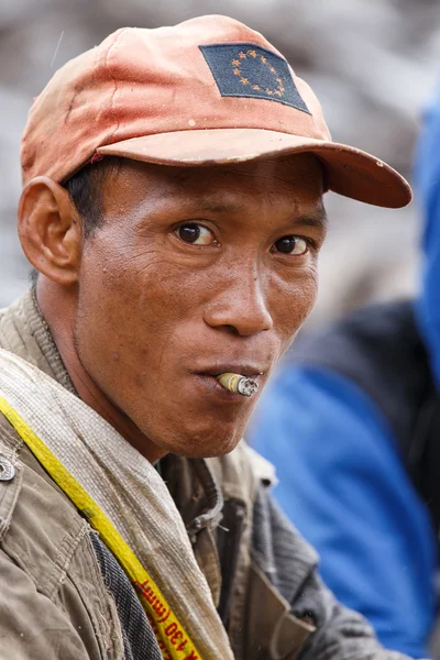 Uomo fumare sigaro birmano in Myanmar — Foto Stock