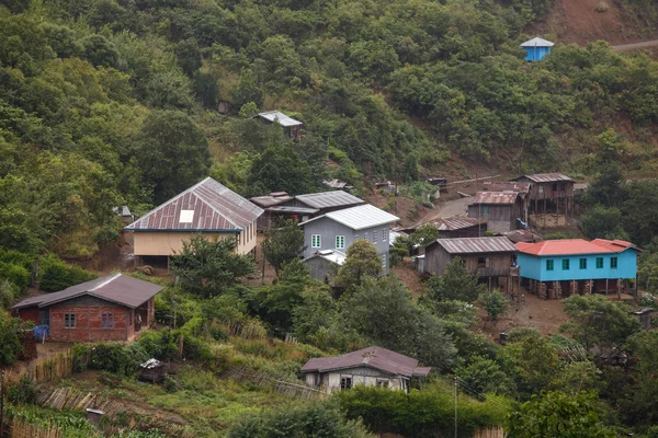 Byn bosättningen nära falam i myanmar — Stockfoto