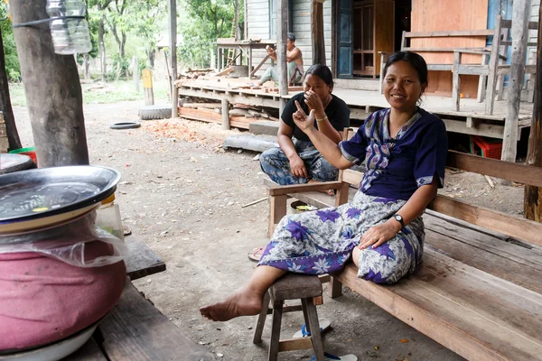 Två damer sitter i en by i Myanmar — Stockfoto