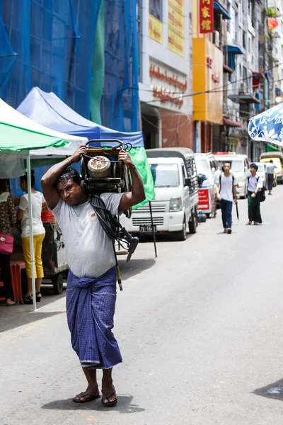 Pouliční život ve městě yangon — Stock fotografie