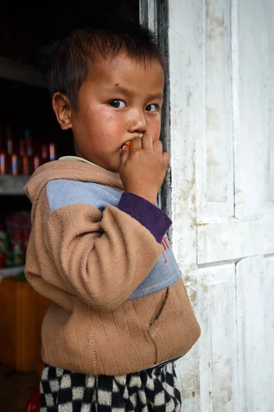 Schattige jonge Birmese jongen in winkel — Stockfoto