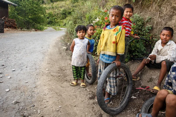 Kinderen spelen in de straat in Myanmar — Stockfoto