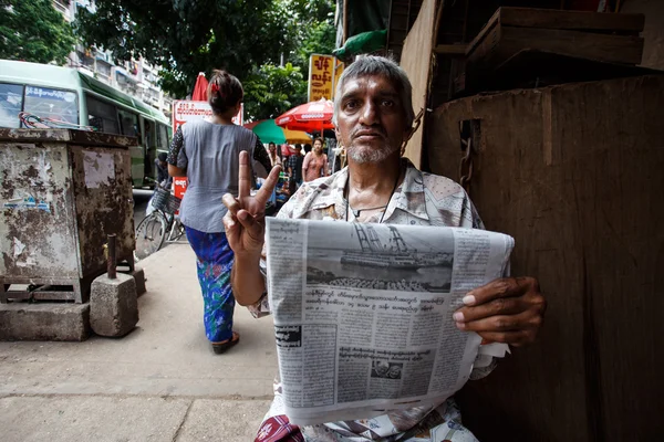 Rua Vida na cidade de Yangon — Fotografia de Stock