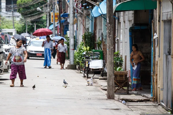 Pouliční život ve městě yangon — Stock fotografie