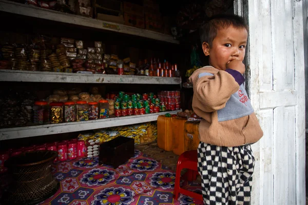 Carino giovane ragazzo birmano in negozio — Foto Stock