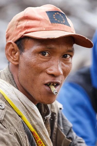 Man smoking burmese cigar in Myanmar — Stock Photo, Image