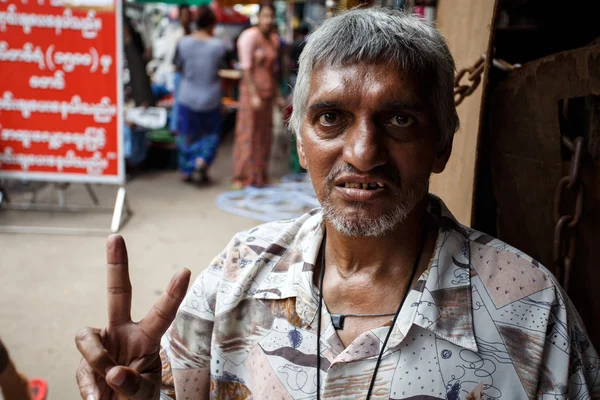 Yangon, myanmar - 12. června 2015: trishaw ovladače na jednom z nejžhavější zaznamenány dny před monzunové období v yangon, myanmar — 图库照片