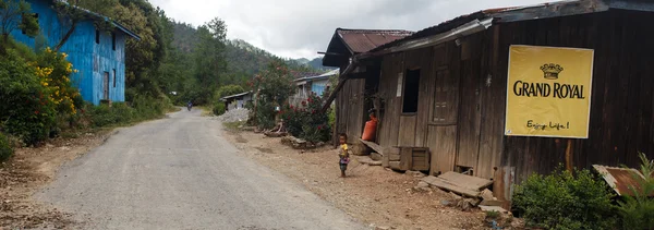 Niños juegan en la calle de un pueblo en Myanmar — Foto de Stock