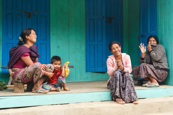 Familia local en Myanmar —  Fotos de Stock