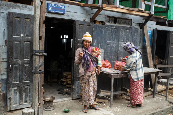 Mulher local segurando criança em Mianmar — Fotografia de Stock