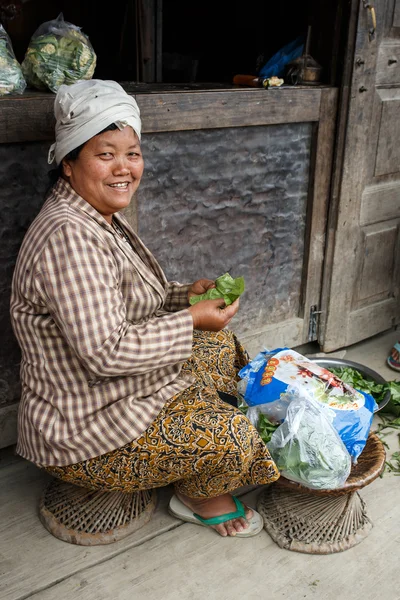 Mulher local preparando legumes em Mianmar — Fotografia de Stock