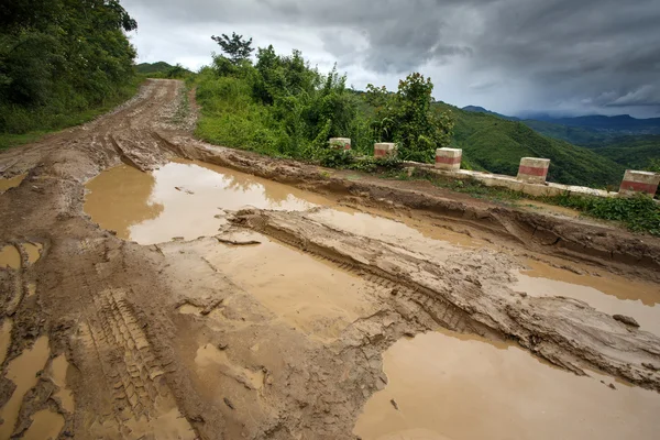 在缅甸的泥泞道路 — 图库照片