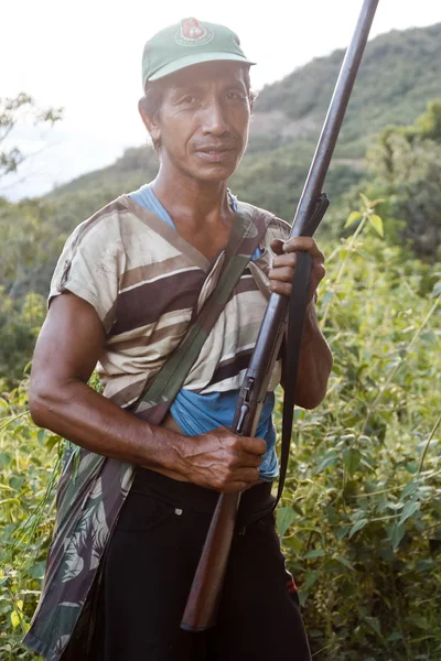 म्यांमार में बंदूक के साथ स्थानीय शिकारी — स्टॉक फ़ोटो, इमेज
