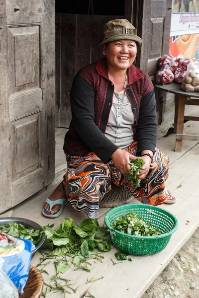 Local Woman Preparing Vegetables in Myanmar — Stockfoto