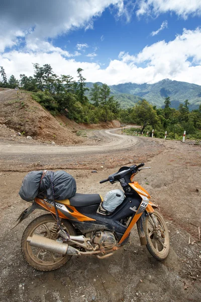 Motorsykkel på vei i Myanmar – stockfoto