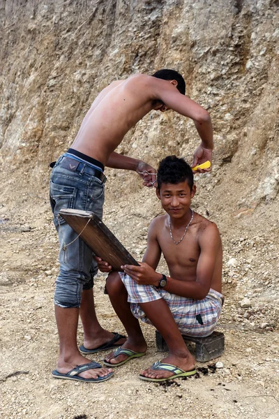 Lokala frisyr utomhus i Myanmar — Stockfoto