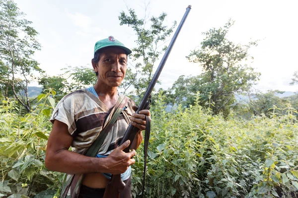 Local hunter with gun in Myanmar — Stock Photo, Image