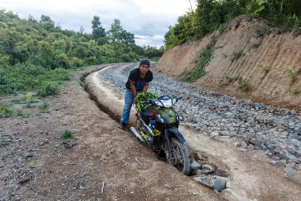 Tubylec z motocyklem w Myanmar — Zdjęcie stockowe