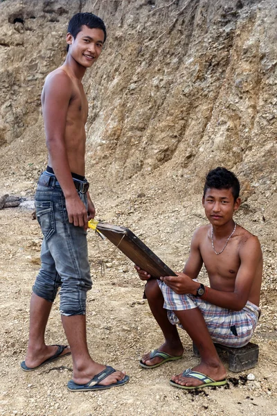 Corte de cabelo local ao ar livre em Myanmar — Fotografia de Stock