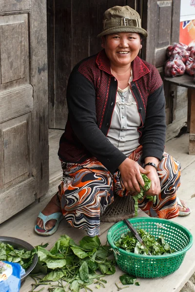Mulher local preparando legumes em Mianmar — Fotografia de Stock
