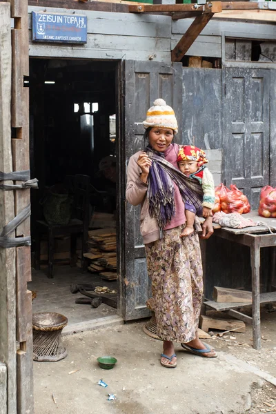 Местная женщина держит ребенка в Мьянме — стоковое фото