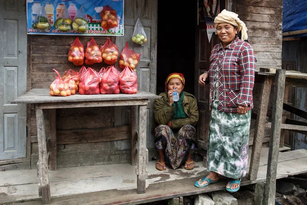 Local Woman Selling Apples in Myanmar — Stock Photo, Image