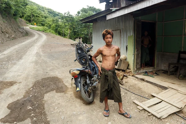 在缅甸的当地青年 — 图库照片