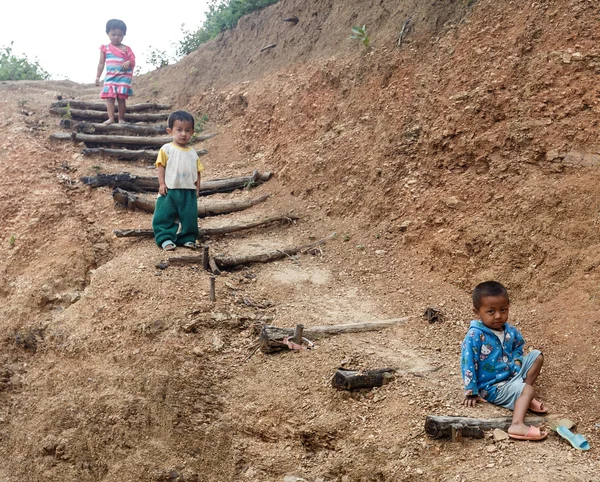 当地的孩子在缅甸 — 图库照片