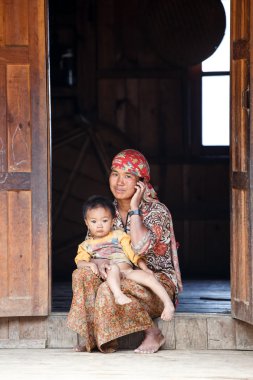 Yerel Bayan ve çocuk Myanmar