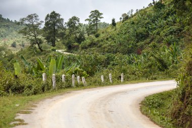 Myanmar dağlarında yol