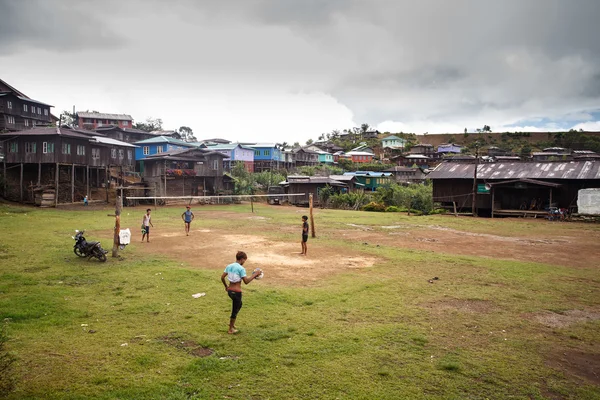Des enfants locaux jouent au football au Myanmar — Photo