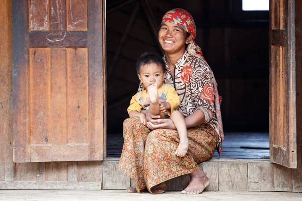 Einheimische Frau und Kind in Myanmar — Stockfoto