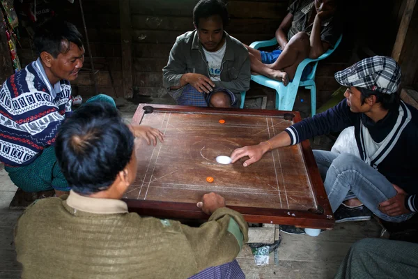 ミャンマー ・ チン州ローカル キャロム ゲーム — ストック写真
