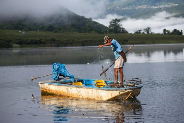 Místní rybář na jezeře Rhi v Myanmaru — Stock fotografie