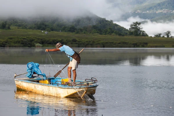 Místní rybář na jezeře Rhi v Myanmaru — Stock fotografie