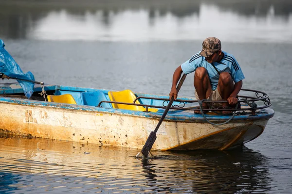 Pescatore locale sul lago Rhi in Myanmar — Foto Stock