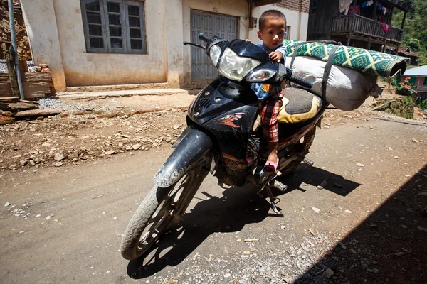 Boy Riding Moto en Falam, Myanmar — Foto de Stock