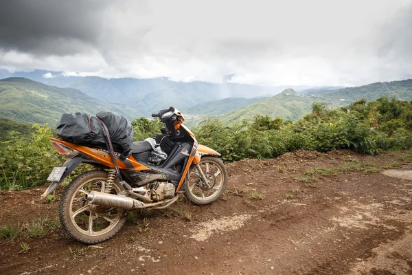 Doprava místní motorky v Myanmaru — Stock fotografie