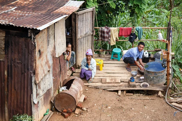 Chudá rodina ve Falamu, Myanmar — Stock fotografie