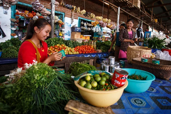Místní čerstvý trh ve městě Falam — Stock fotografie