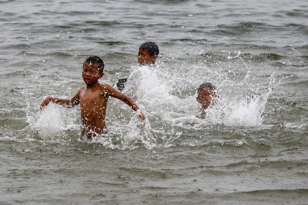 Niños juegan en el lago Rhi, Myanmar — Foto de Stock