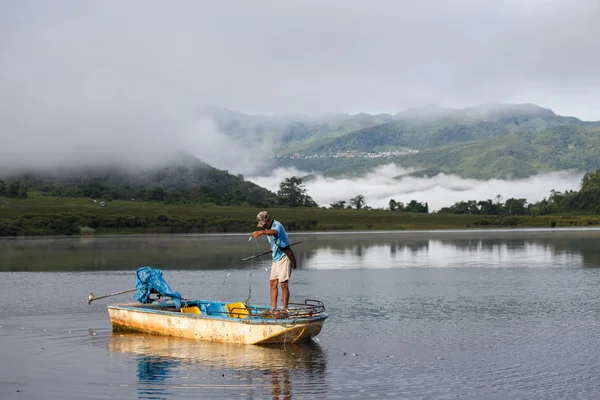 Pêcheur local sur le lac Rhi au Myanmar — Photo