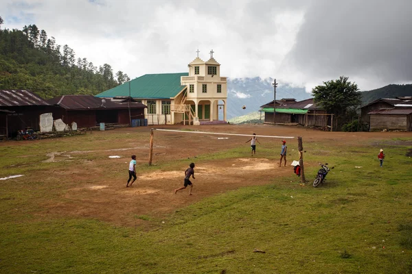 Yerel çocuklar Myanmar futbol oynarken — Stok fotoğraf