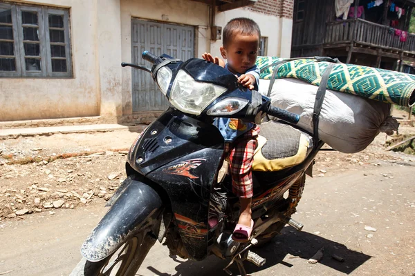 男子骑摩托车在Falam镇 — 图库照片
