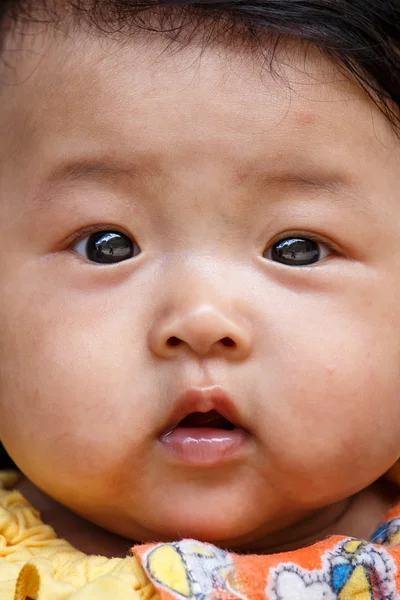 Schattige Birmaanse baby in Falam, Myanmar — Stockfoto