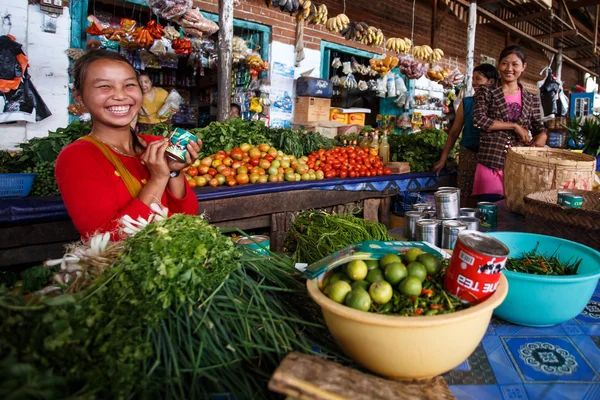 Falam, Myanmar 'daki yerel taze pazar — Stok fotoğraf