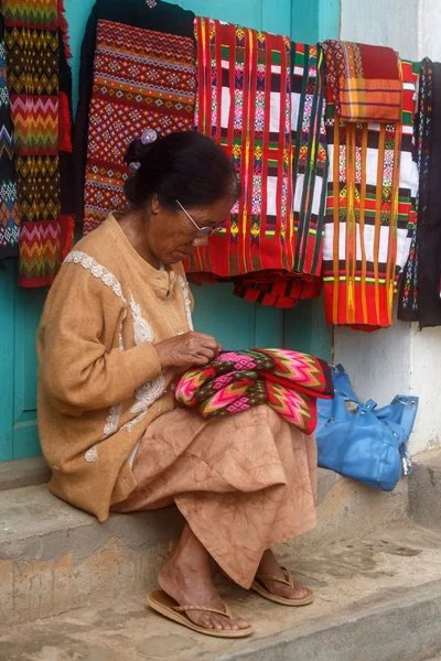 Damenweberei mit Wolle in falam, myanmar — Stockfoto