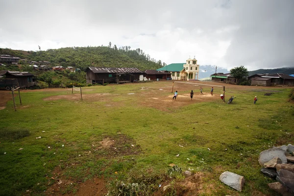 Lokale kinderen voetballen in Myanmar — Stockfoto