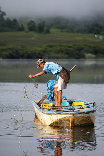 Místní rybář v Rhi jezero, Myanmar — Stock fotografie